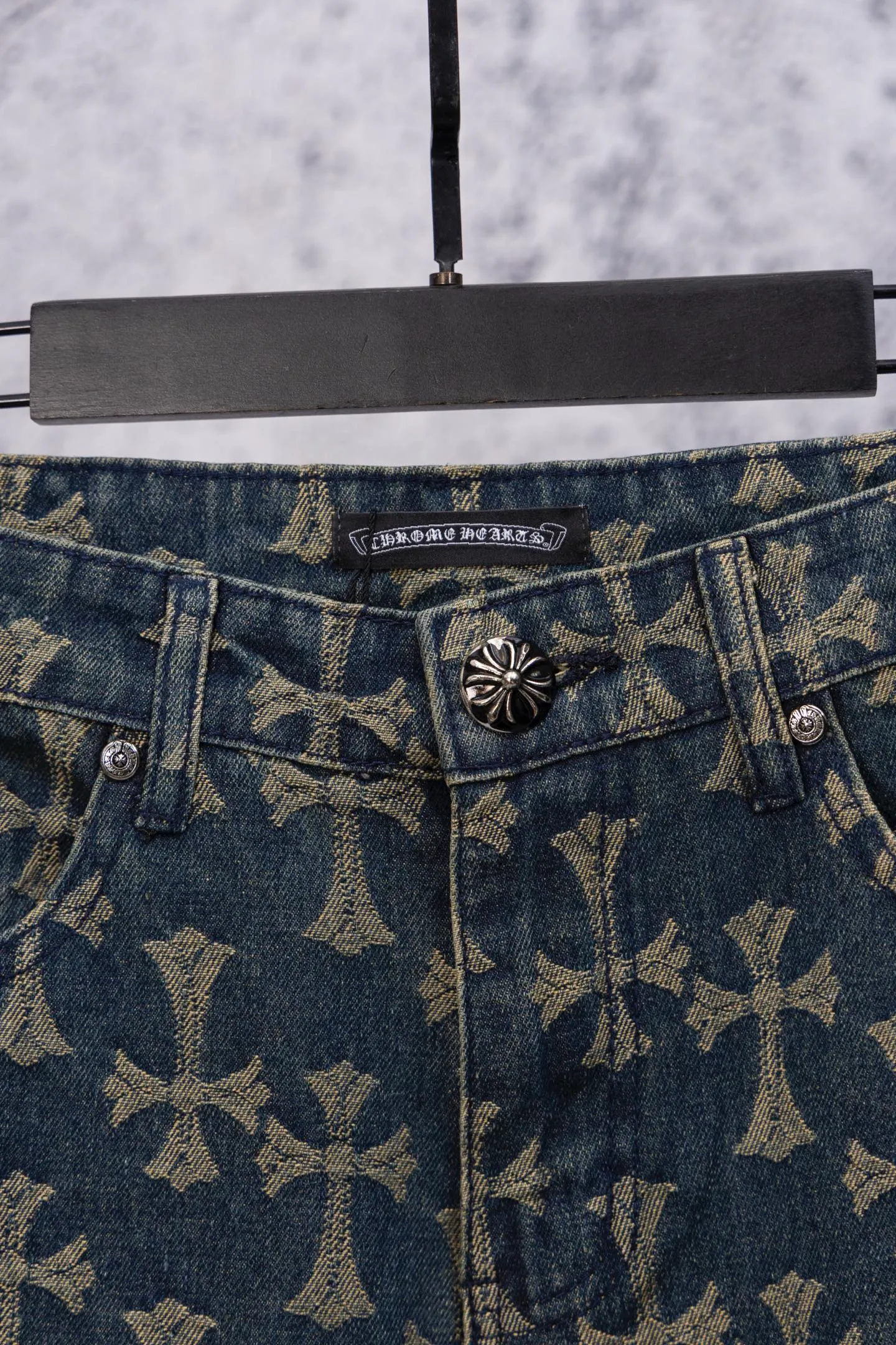 P200 Chrome Hearts CH Chrome Hearts double-sided full-print LOGO jacquard dark pattern heavy-duty denim jacket jeans denim suit same style as Internet celebrity star cross full-print denim jacket jeans, unique cross design elements plus all-over printing, full of design sense. It is made of 100% denim cotton fabric with heavy coarse yarn count, which ensures a stiff and tough silhouette while being soft, comfortable and breathable. The lapel is designed with silver buttons and is full of texture. The classic white cross logo is all over the dress, making it a perfect versatile style for spring and summer! Customized jacquard fabric, you can wear it in various styles. This gender-neutral shirt is a must-have for nightclubs. It can be worn as a jacket for both men and women. It can be easily worn by both men and women! The original loose version is made of high-quality pure cotton fabrics. The fabric pattern is high-definition and delicate without burrs. It is comfortable and breathable to wear. All the buttons are molded and customized. It is casual and fashionable and can be matched with any bottoms. It can be windproof and sunproof in spring and summer. It can be worn outside in autumn and winter! Easily concave shape makes you look slimmer and taller, perfect for both men and women! Color: Black Blue Size: Jacket S-XL Pants 28-36